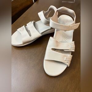 NEW🔥Easy Spirit Seweber2 Beige Sandals Size 10